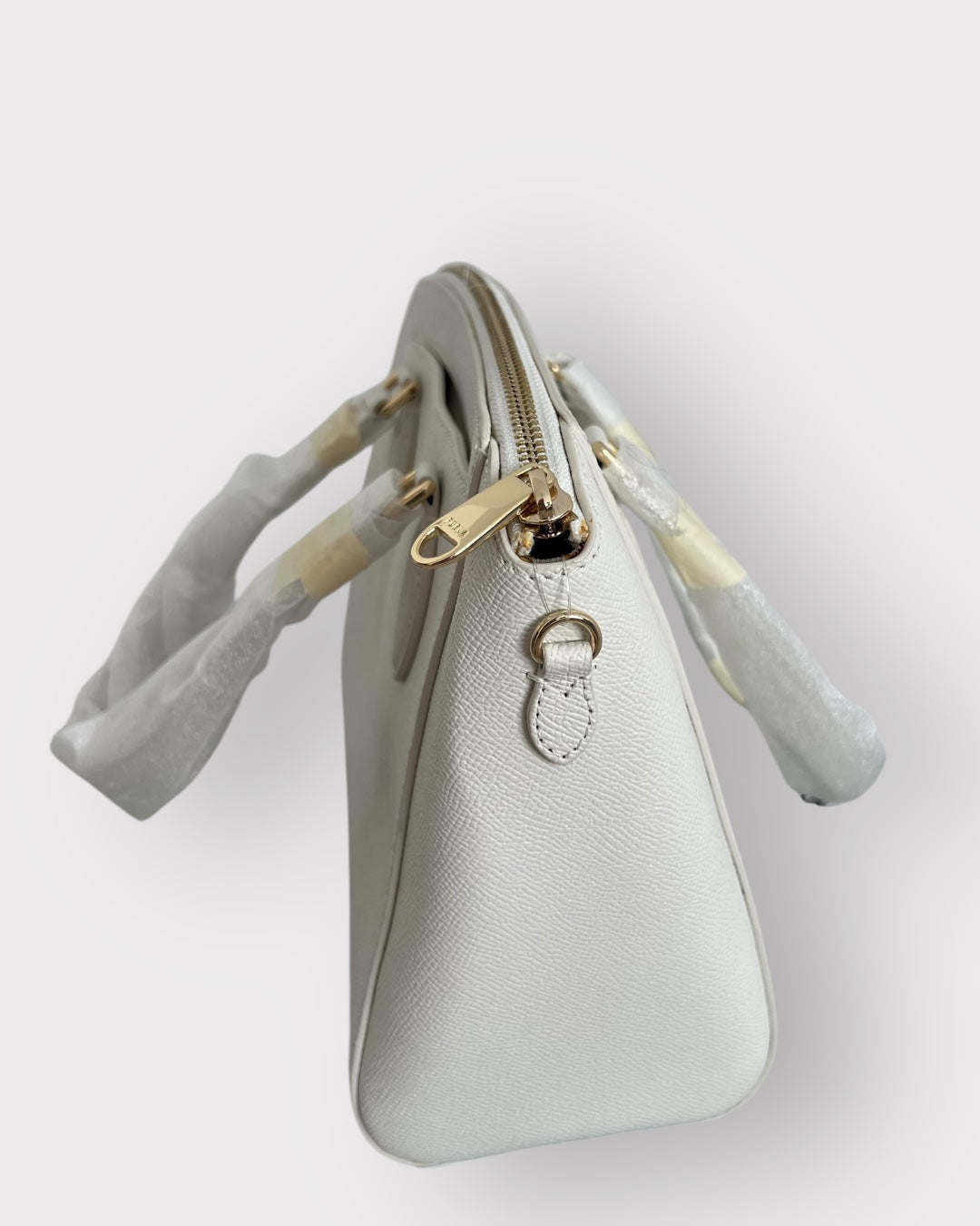 Geantă Furla Linda S Dome – Vitello Saffiano UNI Talco (Piele Naturală Alb-Ivory)