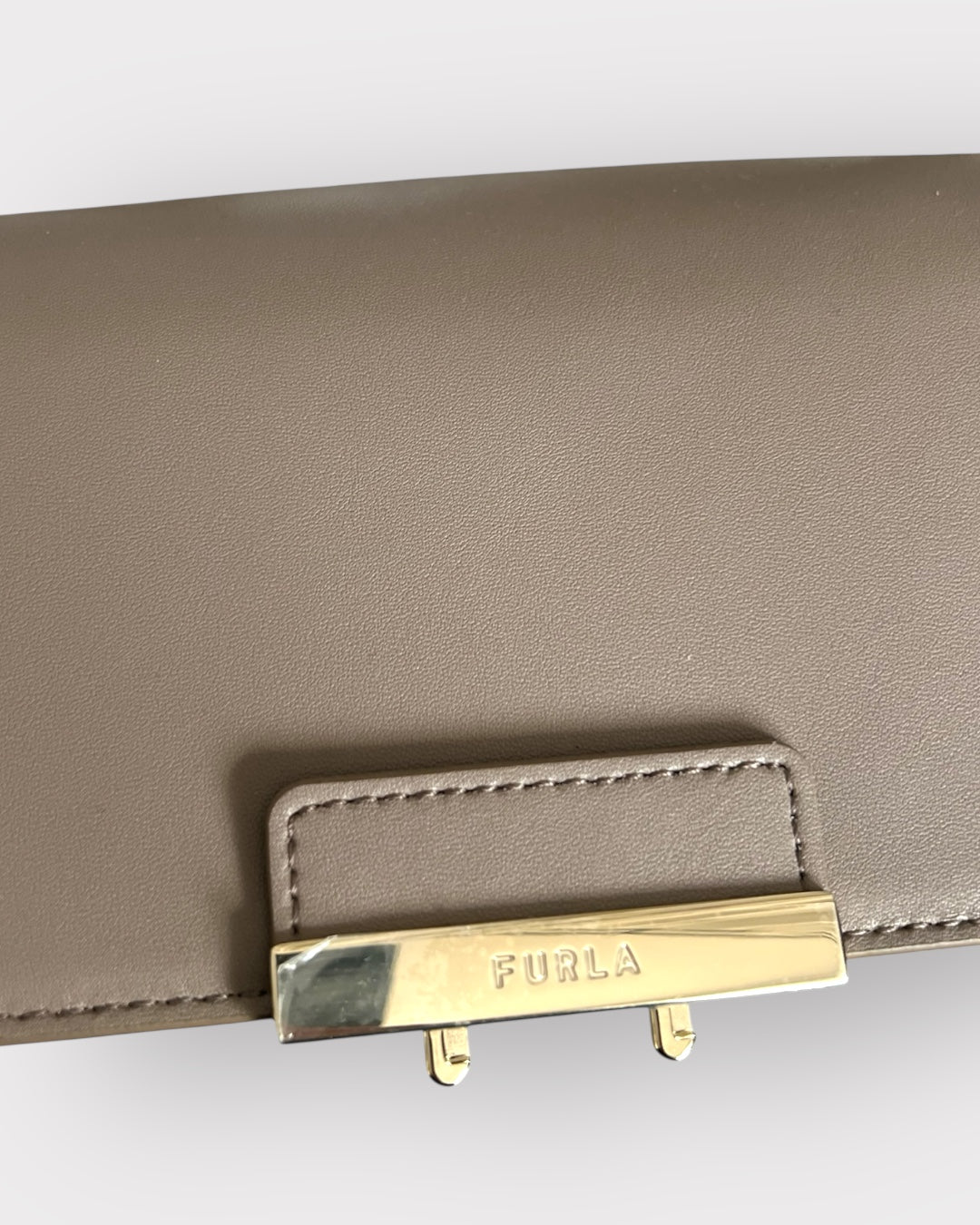 Geantă Furla Linda S Dome – Vitello Saffiano UNI Talco (Piele Naturală Alb-Ivory)