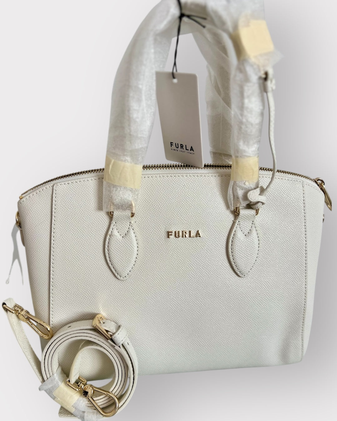 Geantă Furla Linda S Dome – Vitello Saffiano UNI Talco (Piele Naturală Alb-Ivory)